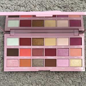 Makeup Revolution Strawberry Cheesecake Eyeshadow Palette - 18 Shades